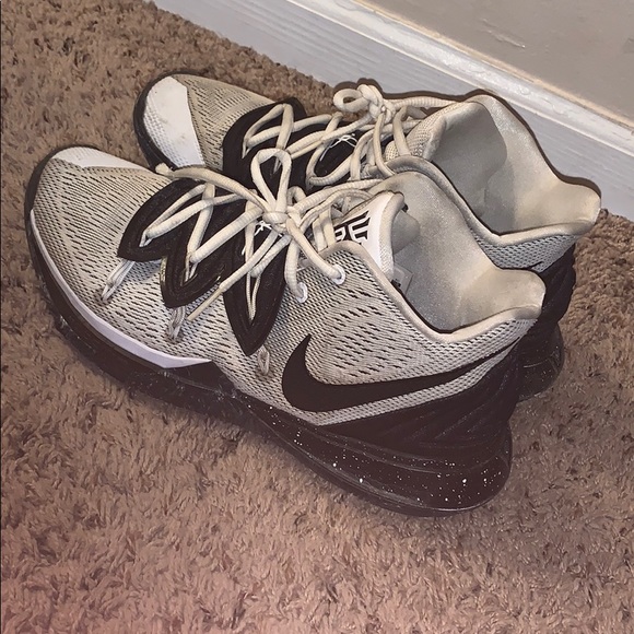 kyrie 5s black and white